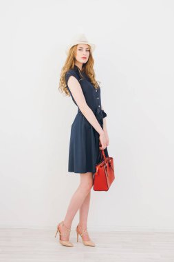 sarışın kız stüdyoda poz 