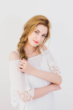 sarışın kız stüdyoda poz 