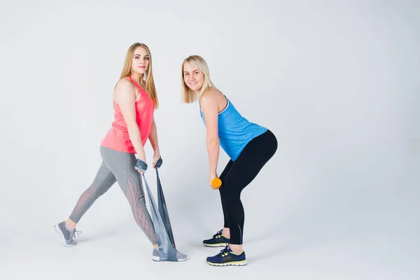 Беременная девушка и ее подруга занимаются фитнесом — стоковое фото