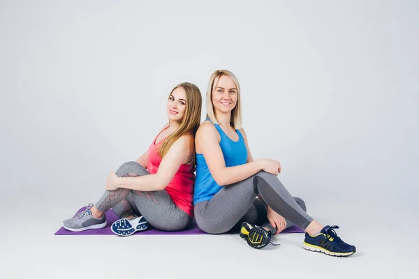 Schwangere Mädchen und ihr Freund sind in Fitness engagiert — Stockfoto