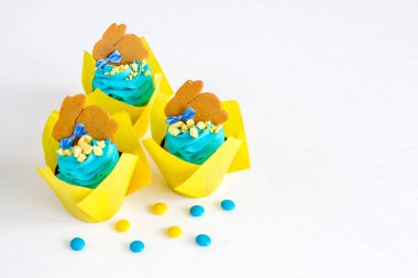 Mavi krem ile Paskalya cupcakes 