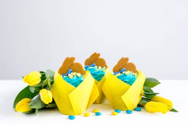 Mavi krem ile Paskalya cupcakes 