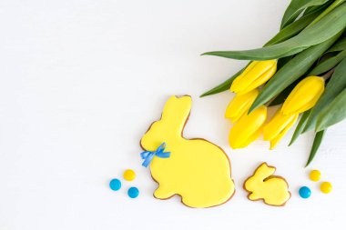 Paskalya zencefil çerezleri sarı bir tavşan şeklinde 