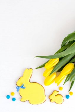 Paskalya zencefil çerezleri sarı bir tavşan şeklinde 