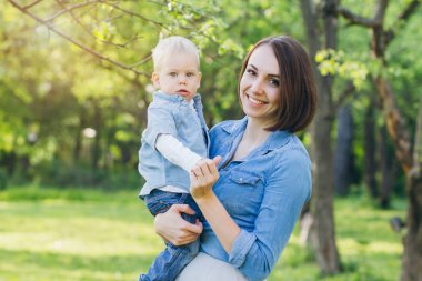 Kadın ve oğlu yaz bahçede dinlenmek 