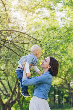 Kadın ve oğlu yaz bahçede dinlenmek 