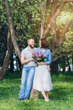 Aşık çift yaz elma meyve bahçesinde dinlenin