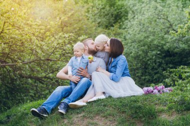 İki çocuk dinlenme yaz bahçesinde ailesiyle 
