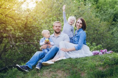 İki çocuk dinlenme yaz bahçesinde ailesiyle 