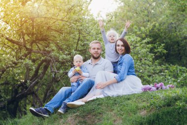 İki çocuk dinlenme yaz bahçesinde ailesiyle 