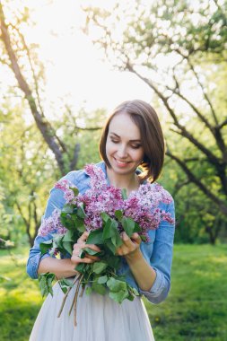 Leylak bir buket ile poz kız