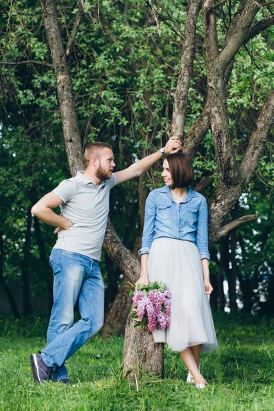 La pareja enamorada descansan en verano El huerto de manzana —  Fotos de Stock