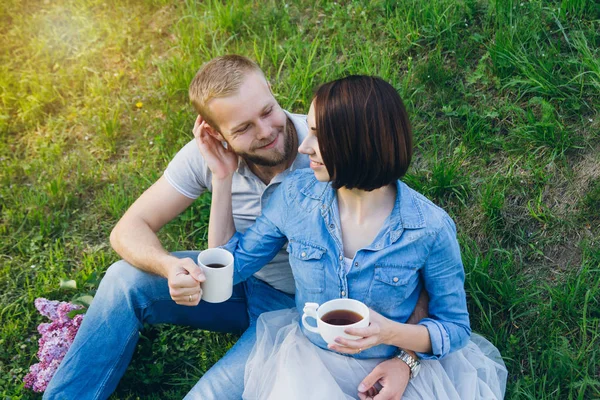 Casal apaixonado tem um resto no verão pomar de Apple — Fotografia de Stock