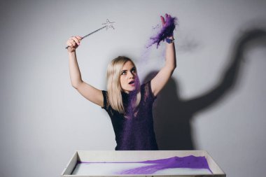 Etkileşimli bir kum tablo kadın boyar