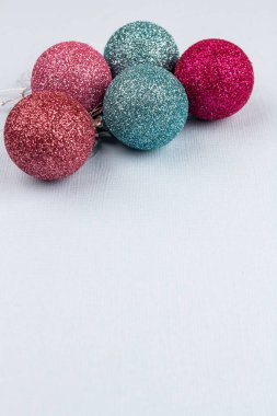 Yılbaşı ağacı renkli toplar açık arkaplanda yatıyor