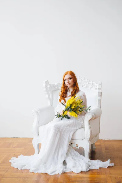 Portrait Une Belle Fille Aux Cheveux Roux Avec Mimosa Dans — Photo