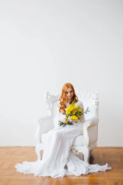 Portrait Une Belle Fille Aux Cheveux Roux Avec Mimosa Dans — Photo