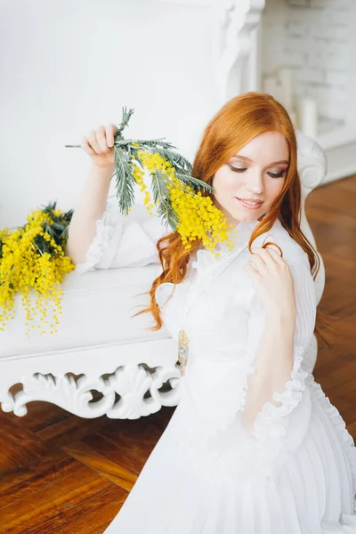長い白いドレスでミモザと赤髪の美しい少女の肖像画 春のコンサート トーニング — ストック写真