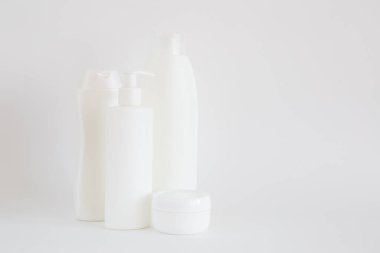 Beyaz arka planda temiz beyaz kozmetik şişeleri. İzole et. Metin için boşluk.