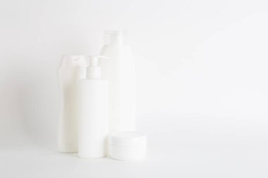 Beyaz arka planda temiz beyaz kozmetik şişeleri. İzole et. Metin için boşluk.