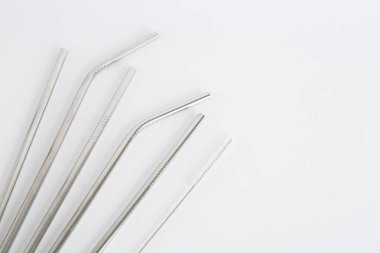 İçecekler için yeniden kullanılabilir metal pipetler ve beyaz arka planda temizlik fırçası. Çevre dostu yaşam tarzı kavramı. Tonlama. Seçici odak.