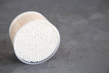 İlaç, kozmetik ve gri arka planda kulak temizliği için bambu pamuk çubukları. Çevre dostu yaşam tarzı kavramı. Tonlama. Seçici odak.