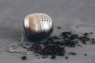 Zararlı çay poşetleri yerine yararlı gevrek çay demlemek için yeniden kullanılabilir süzgeç. Çevre dostu yaşam tarzı kavramı. Tonlama. Seçici odak.