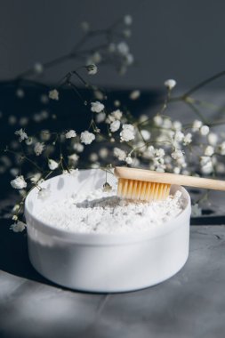 Gri arka planda doğal bambu diş fırçaları ve diş pudrası. Çevre dostu yaşam tarzı kavramı. Tonlama. Seçici odak.