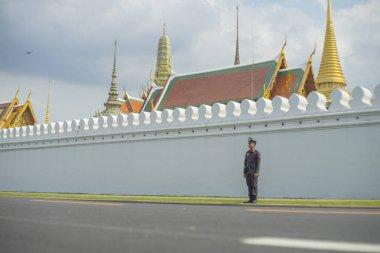 Grand Palace road önünde bir polis ayakta.