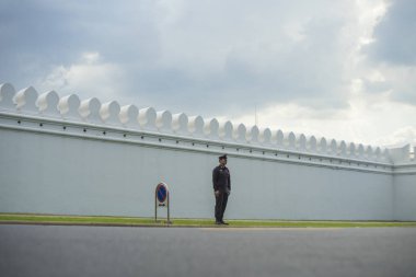 Grand Palace road önünde bir polis ayakta.