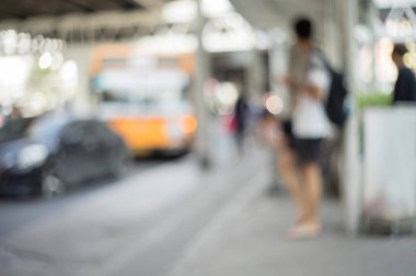 İnsanlar bekleyen bir otobüs durağında odak resim dışında