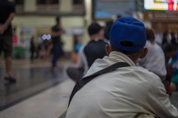 Les gens attendent l'heure de départ à la gare terminale du train principal à Bangkok, ce tarif bon marché domestique mais obsolète système ferroviaire . — Photo