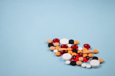  Farklı renk ve boyutlarda tabletler mavi arkaplan