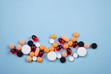 Farklı renk ve boyutlarda tabletler mavi arkaplan