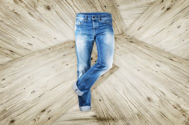 Beyaz ahşap plakalar arka plan üzerinde kot pantolon