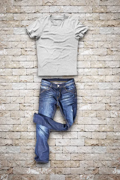 Calça jeans BLue e camisa sobre fundo parede de tijolo — Fotografia de Stock