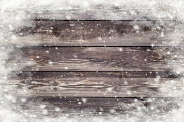 Kahverengi ahşap doku kar pul ele ile. Kış arka plan