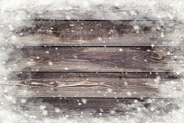 De bruin houten patroon met sneeuwvlokken eroverheen. Winter achtergrond — Stockfoto