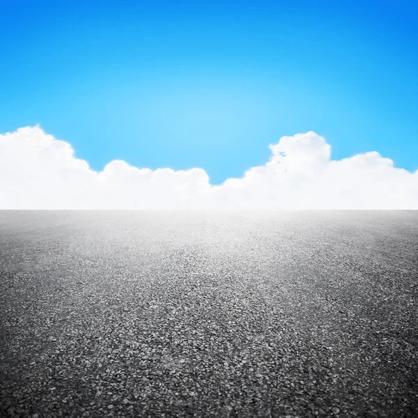 Asphalted highway over blue sky with white clouds background — Stock Photo, Image