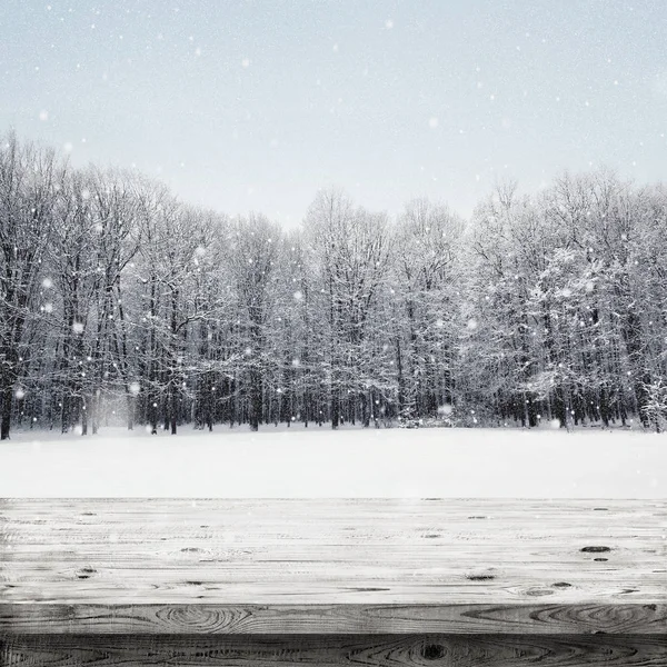 Mesa de madera sobre el bosque cubierto de nieve invierno. Belleza naturaleza fondo —  Fotos de Stock