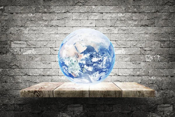地球地球上木书架上白砖背景 — 图库照片