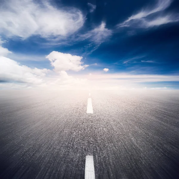 Asphalted highway over blue sky with white clouds background — Stock Photo, Image