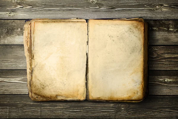 Libro viejo con hojas vacías y sobre fondo de madera — Foto de Stock