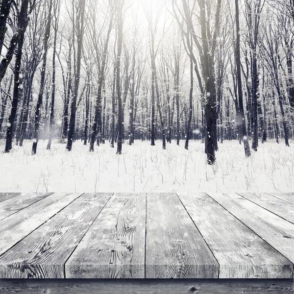 Holztisch über winterlich verschneitem Wald. Schönheit Natur Hintergrund — Stockfoto