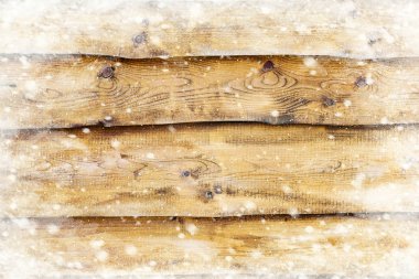 Kahverengi ahşap doku kar pul ele ile. Kış arka plan