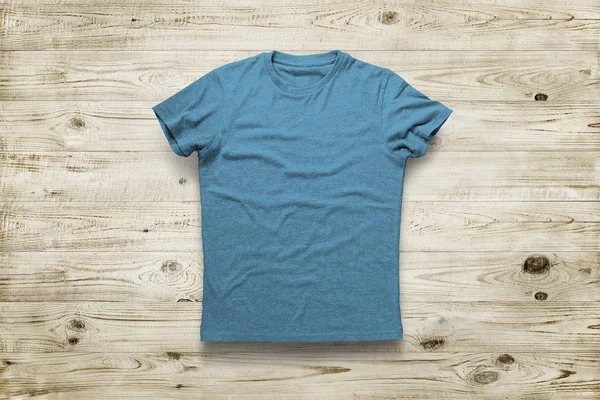 Camisa azul sobre fundo de madeira — Fotografia de Stock