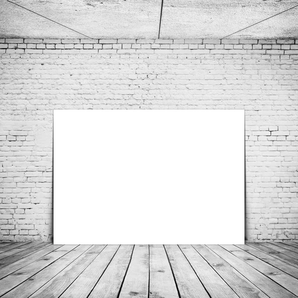 Manifesto vuoto (210 * 297) in vecchio interno con muro di mattoni e pavimento in legno — Foto Stock