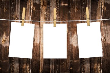 İp eski yaşlı ahşap duvar arka plan üzerinden iğneleri ile fotoğraf çerçeveleri