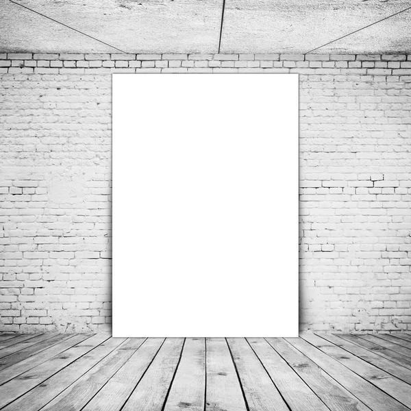 Manifesto vuoto (210 * 297) in vecchio interno con muro di mattoni e pavimento in legno — Foto Stock
