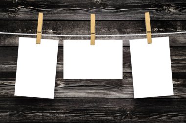 İp eski yaşlı ahşap duvar arka plan üzerinden iğneleri ile fotoğraf çerçeveleri